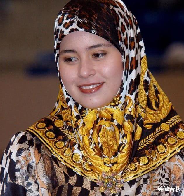 笑傲春秋 她17岁头顶黄金王冠，戴22个金镯嫁文莱王储，生4子被宠出幸福肥