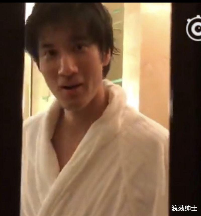 王力宏|王力宏穿浴袍“私密画面”流出？拍摄人曝光是她