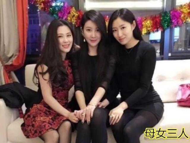 冻龄|冻龄岳母和女婿同框，抱着孩子像一家三口，网友：真羡慕！