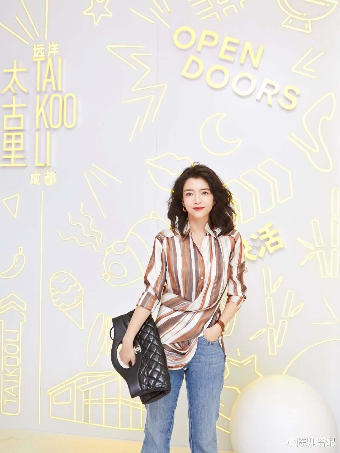 小陈聊搭配|上了年纪的女人别老穿大红大紫,瞧这位时尚博主这样穿,极简优雅