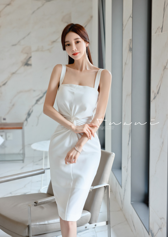 壹品穿搭|女神孙允珠高清时尚搭配：纤云梦月清影幽迷纽花连衣裙