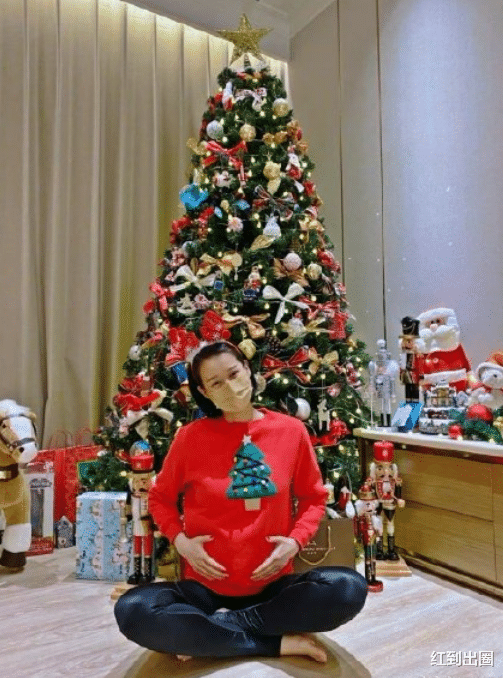 胡杏儿|41岁胡杏儿产子细节曝光，三胎颜值酷似俩哥哥，老公全程在产房陪同