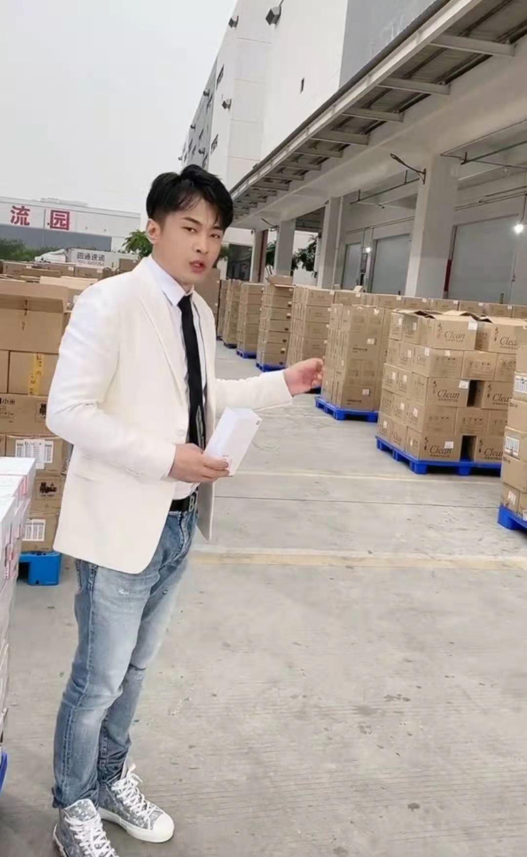 |辛巴高调复出！单膝下跪豪送5万台手机，网友：质量过关吗