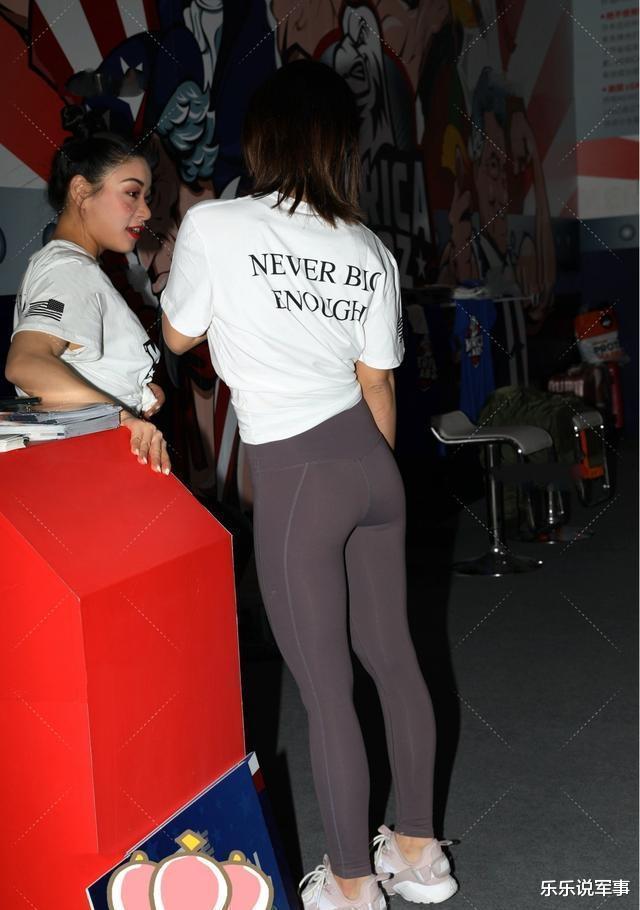 穿衣搭配|白色短袖印花t恤搭配深咖啡色紧身长打底裤，时尚，职场气质