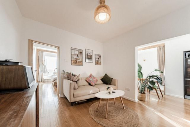 |88平现代简约风大量的原木着大白墙，干净澄明有质感的空间