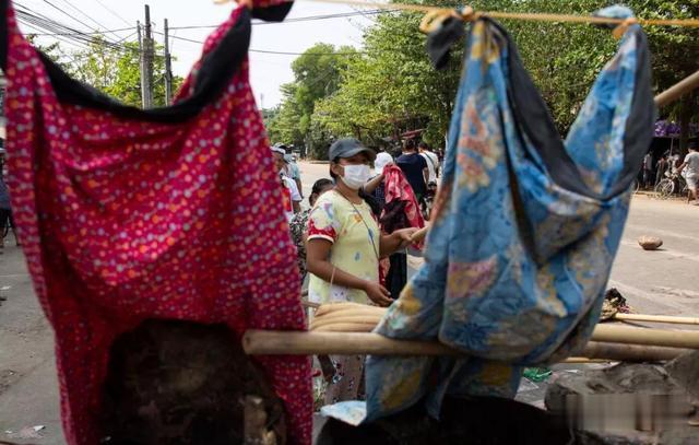 緬甸街頭懸掛著大量女性筒裙，有何寓意？-圖7