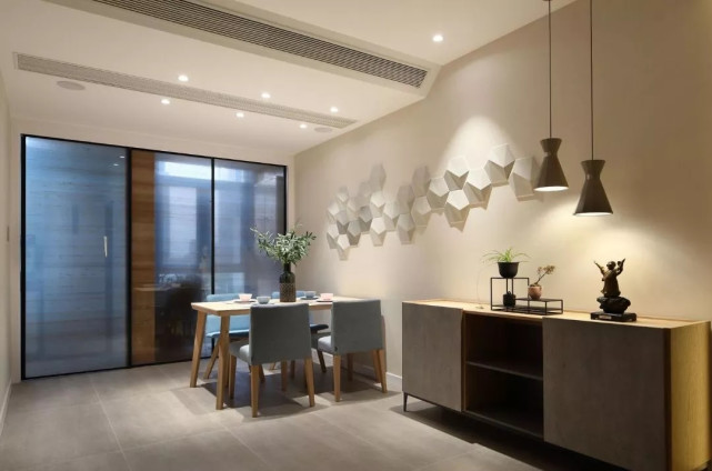 |126平现代风三居室，暖色让客厅温馨，灯光的设计是一大亮点