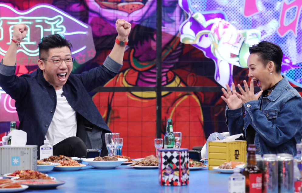 徐静蕾|徐静蕾全家在美国聚餐照曝光,喝白酒场面温馨,网友:不喝茅台?