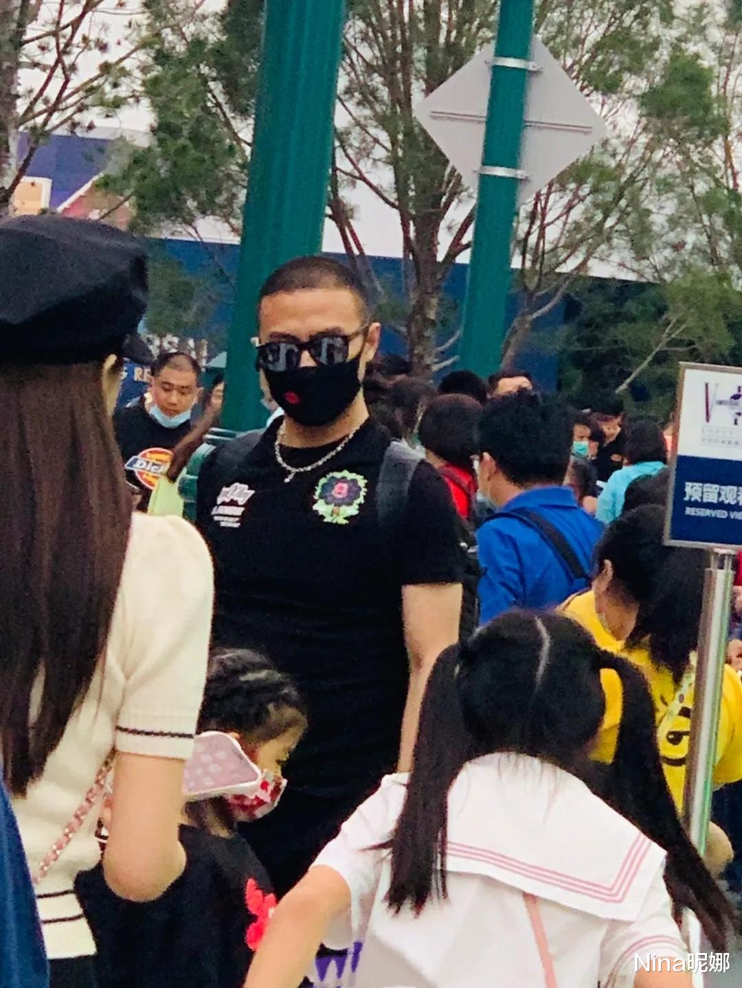 Nina昵娜|章子怡一家罕见游玩！她穿小黑裙抱娃变保姆老公当甩手掌柜，儿子曝光正脸眼睛像汪峰