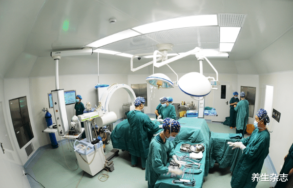 医生|30岁男生坚持早睡3年,双肾接近“报废”,医生:晨起1习惯,等于“自残”