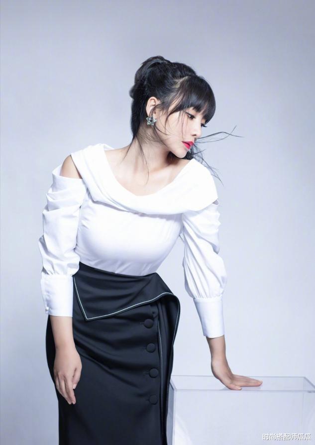 穿衣搭配|?柳岩的多肉身材太赞了，穿牛仔背带裙撑得好满，凹凸感太真实