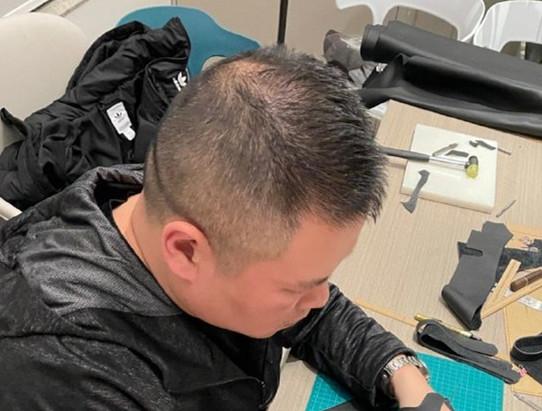 岳云鹏|郑敏晒岳云鹏亲手给自己做皮包，满桌烟头惹惆怅、头发秃顶让人疼