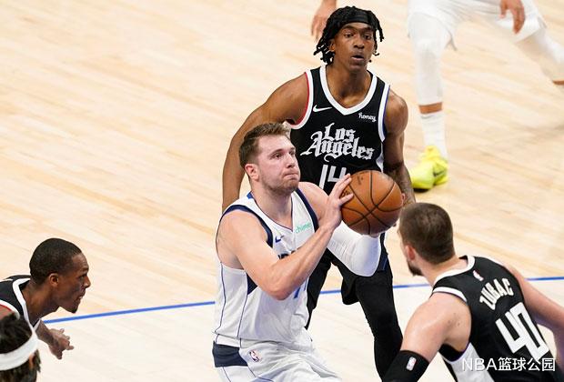 莱昂纳德|16投砍20+9！赛后拥抱莱昂纳德，实力证明，他依然是联盟顶尖球员