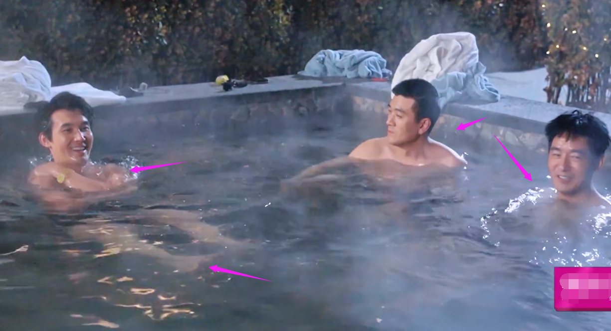 张铎|夫妻合体泡温泉，郭晓东跷二郎腿张铎太狂浪，黄圣依动作犯了大忌！