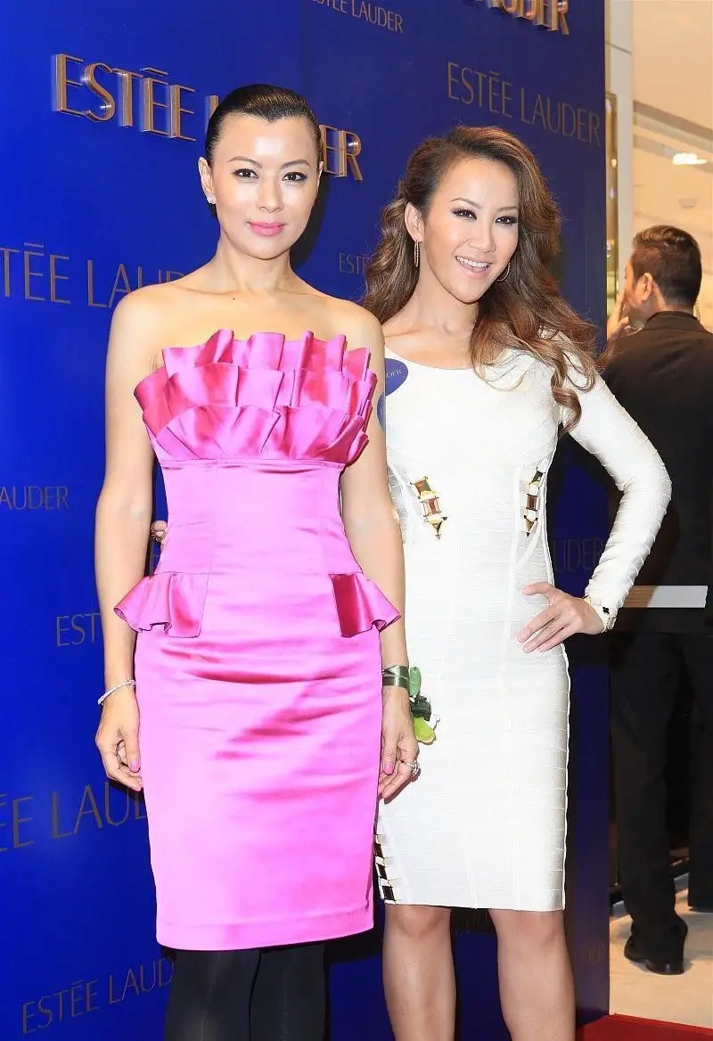 全球时尚号|李美凤真敢穿,玫红礼服配“菜花”造型抢镜,“贵妇”范十足