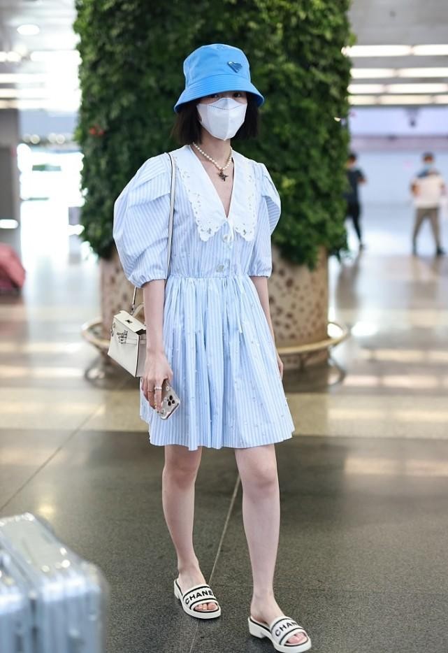 白小白的衣橱|毛晓彤晒照回归童年，一身学生打扮跟“未成年”似的，太娇俏了