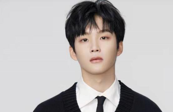 周彦辰|25岁男星恋情遭曝光，与美女牵手逛街亲密拥抱，不抽烟人设崩塌