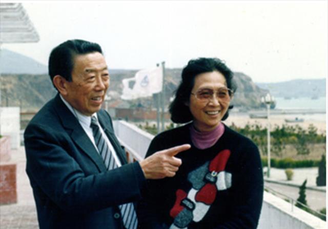 程前|如今的程前57岁了，也算是老来得子，一家三口看上去十分的幸福