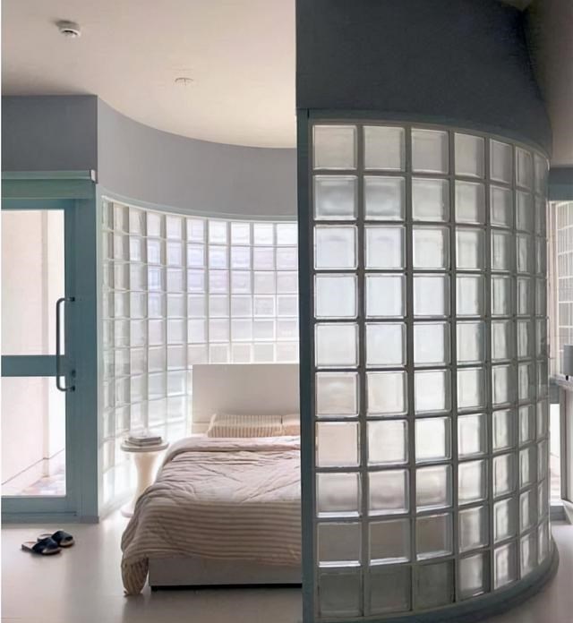 蛮聪明的，楼梯口不砌墙用玻璃砖围一圈，通透高级随手一拍太美了