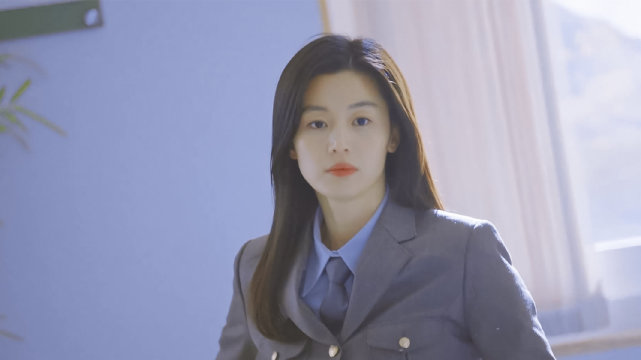 时尚风行派 全智贤新剧出场就大爆火!穿西装气场大开,披肩长发美回巅峰状态