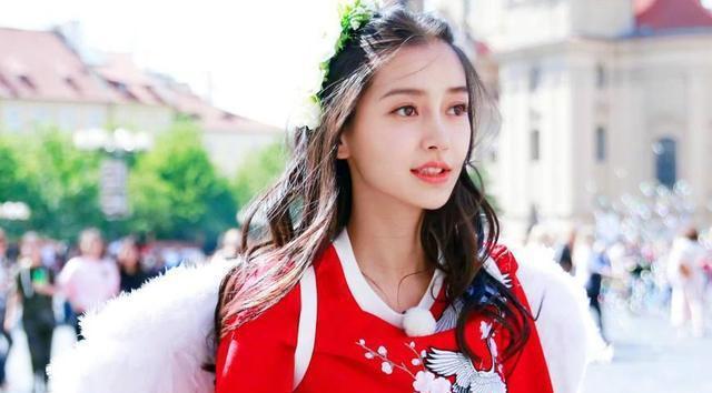 |杨颖化身美妆博主？除夕狂晒精致美甲，曾被造谣婚姻告急！