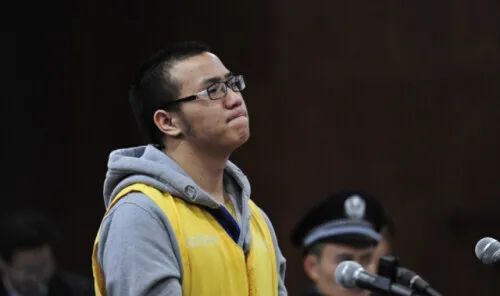 兜妈爱叨叨|少年英雄堕落史:那个在汶川地震中救出7人的男孩,被判了12年