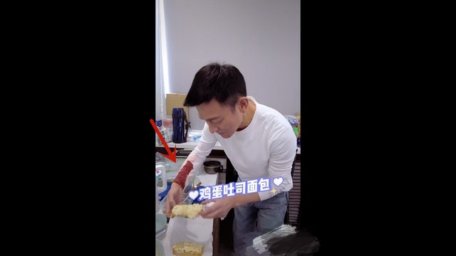 白举纲|刘德华大秀厨艺，手臂惊现大片血迹，粉丝纷纷留言表示关心