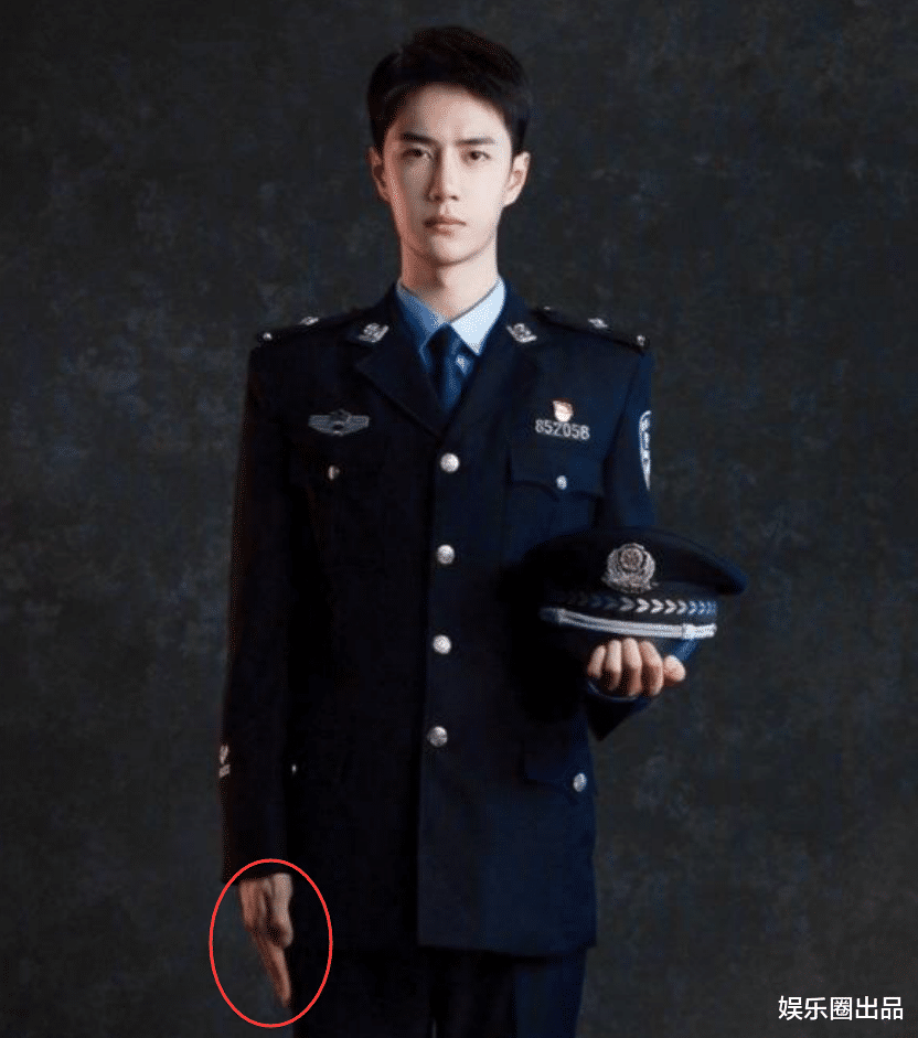 王一博|王一博站军姿照火了，谁留意到他的大拇指，小鲜肉该学一学了