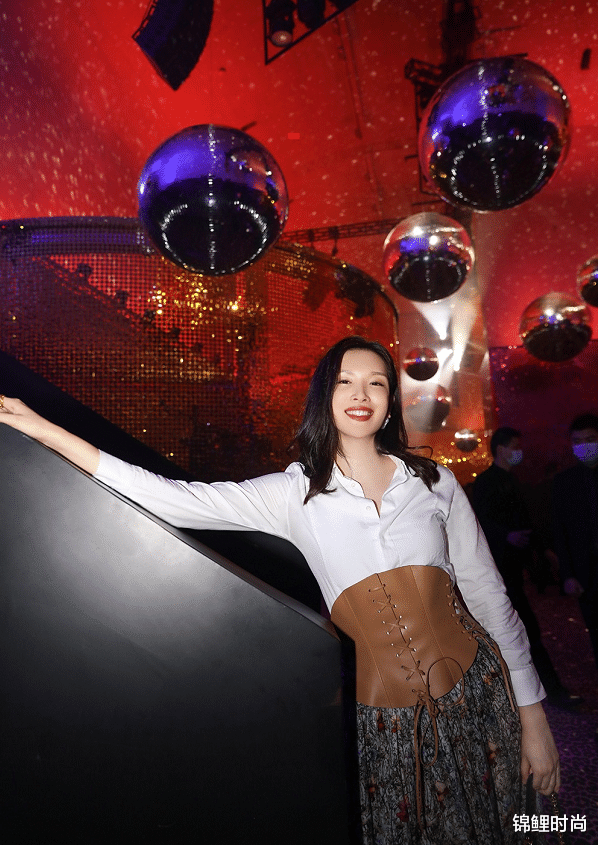 锦鲤时尚|魏巍的超模妻子太有范儿了,175cm身高穿得霸气,不输“大表姐”