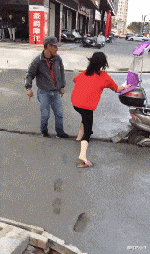 |办公室来了个新人，每天都对着我笑，感觉两腿发软是怎么回事？