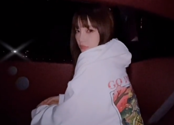 李小璐|李小璐深夜晒性感自拍视频，状态妩媚颜值无敌，天价抱枕吸睛