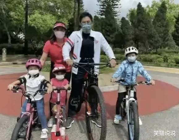 郭晶晶|郭晶晶晒与霍启刚合照庆结婚9周年,郭妈妈同框出镜,母女俩长相好相似!