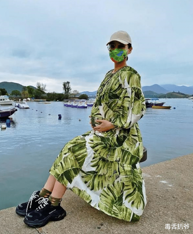 胡杏儿|42岁胡杏儿晒三胎孕肚照！儿子亲吻巨肚画面温馨，曾表示想生女儿