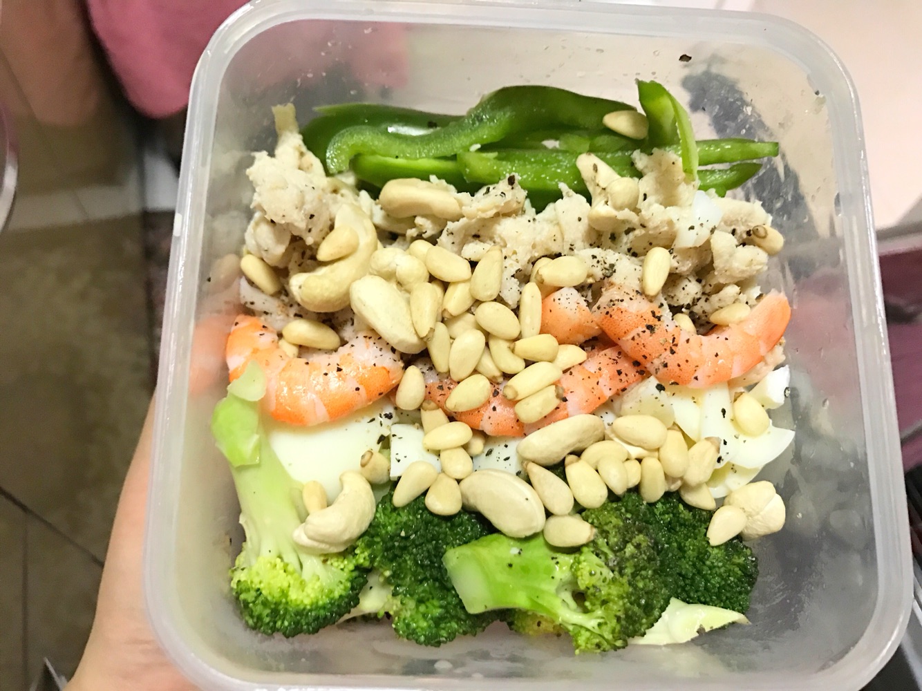 我的一个23岁的学妹，减肥期间坚持吃了一个月的轻食，居然胖了五斤！