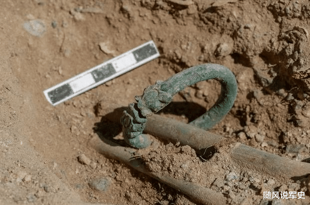 古墓 考古家在偏僻农村发现古墓，3岁孩童佩戴3000年前“龙镯”身份成谜