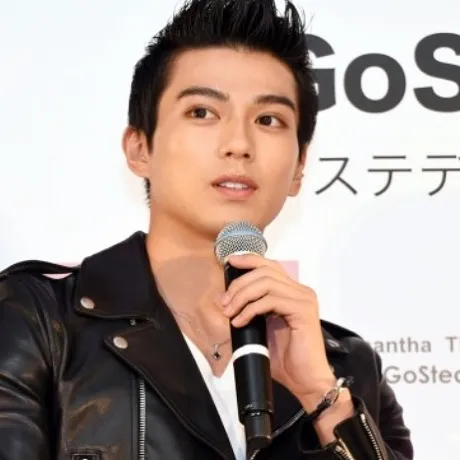 沈月|袁咏仪儿子神颜曝光！网友疯狂被圈粉：弟弟快出道吧！