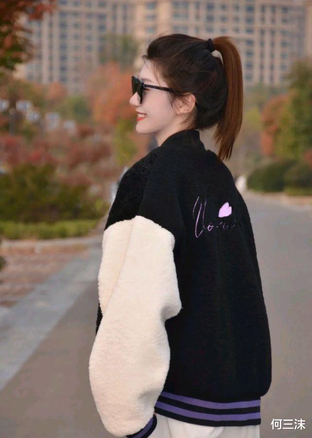 何三沫 扮嫩不丢人,但前提是要穿对了,可以尝试休闲类的羊羔毛外套穿搭
