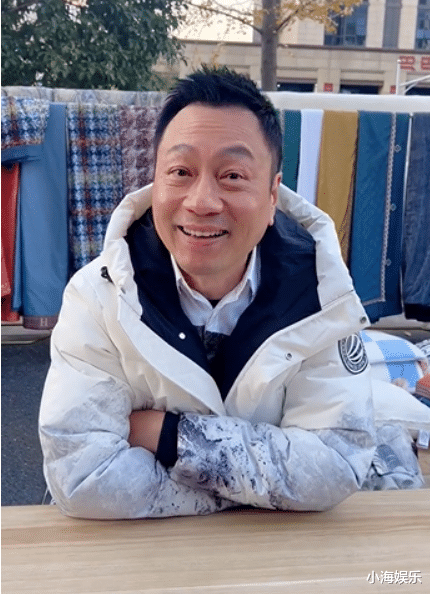 张慧雯|57岁黎耀祥回应摆地摊，将计就计在路边卖毯子，被粉丝认出忙否认