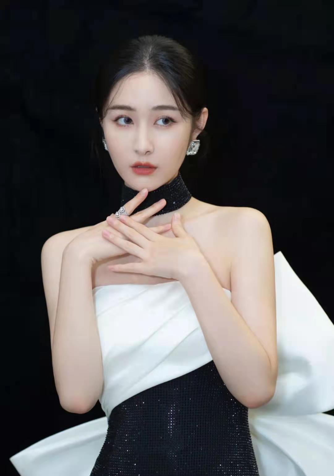 全球时尚号|新生代“花旦”梁田好美，颜值高实力强，服装搭配也是可甜可飒
