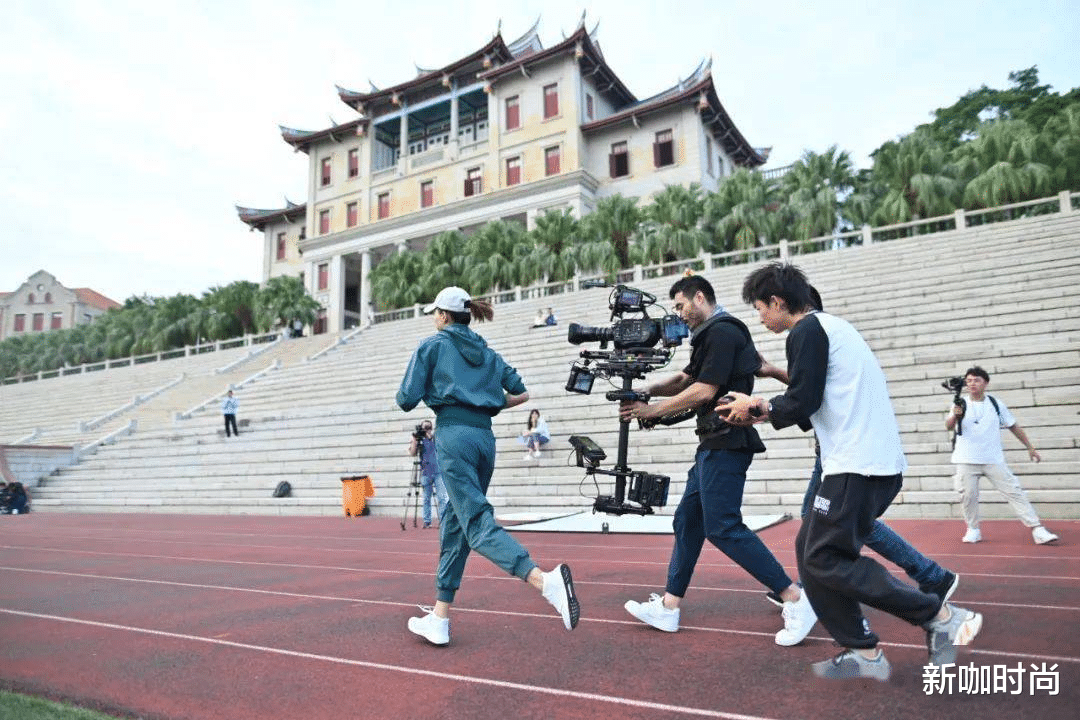 新咖时尚|董卿状态好得没话说，绿色运动服配棒球帽，年近五十却像个大学生