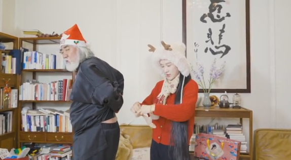张纪中|70岁张纪中扮圣诞老人！弯腰给小31岁妻子贴艾灸，评论区怒怼网友