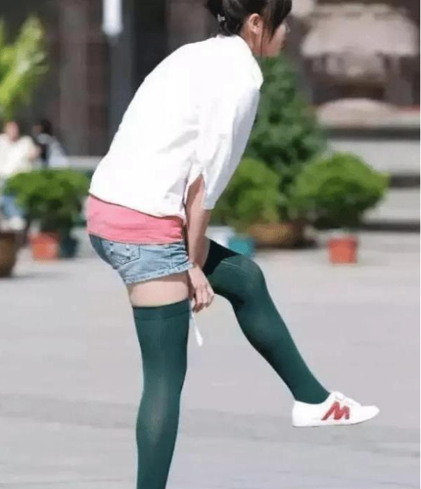 丝袜 “妹子这是什么打扮,牛仔短裤里再套双丝袜,这是怕冷还是怕热?”哈哈哈哈