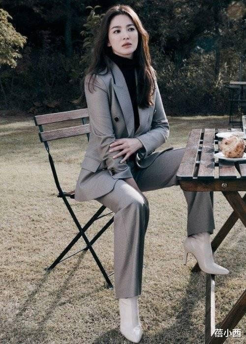 宋慧乔|宋慧乔剪了妹妹头+法式刘海，简单穿白色连衣裙，比25岁时更显嫩