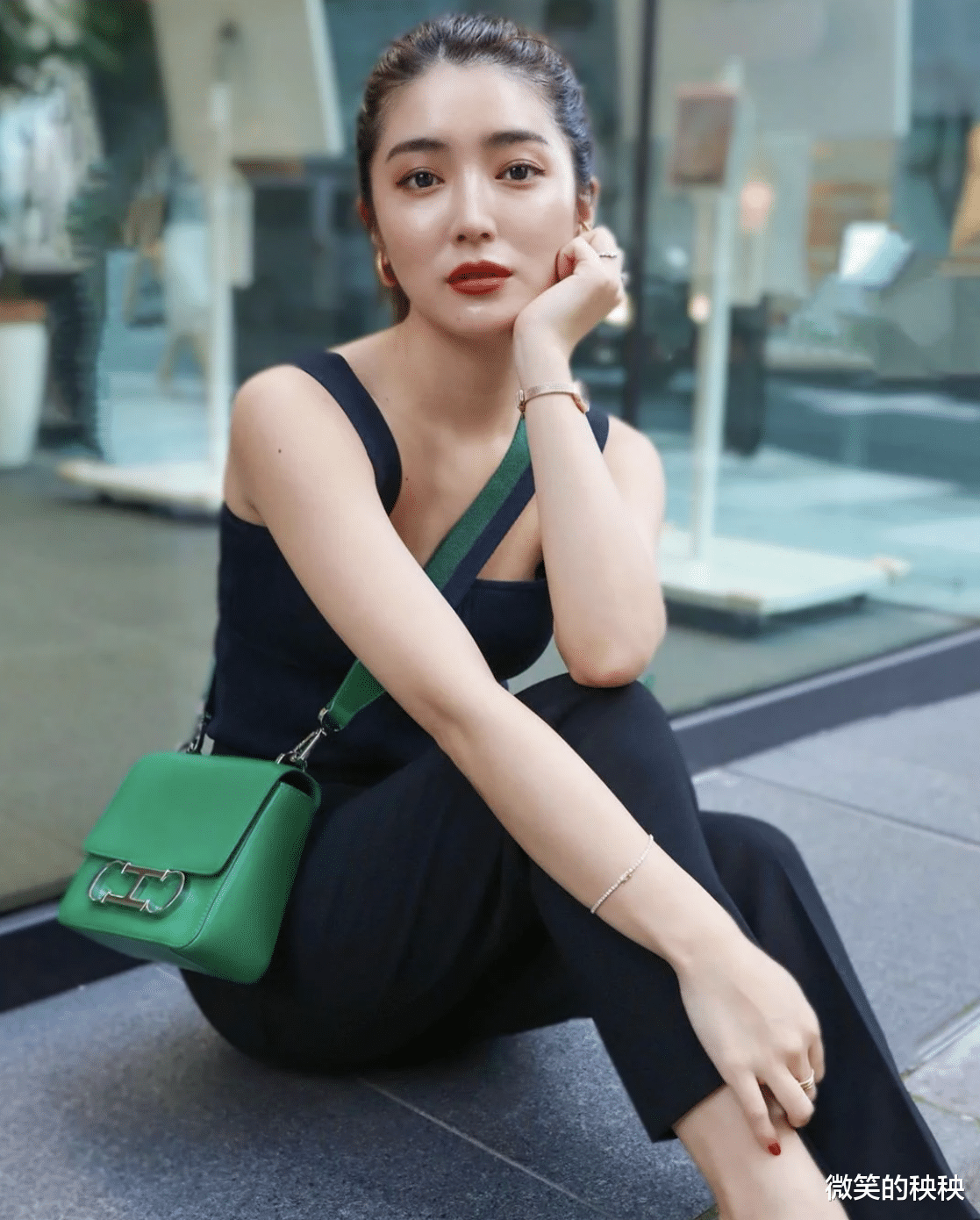 微笑的秧秧|夏天，会穿的女人都不会拒绝“黑色”，这样穿超有气质