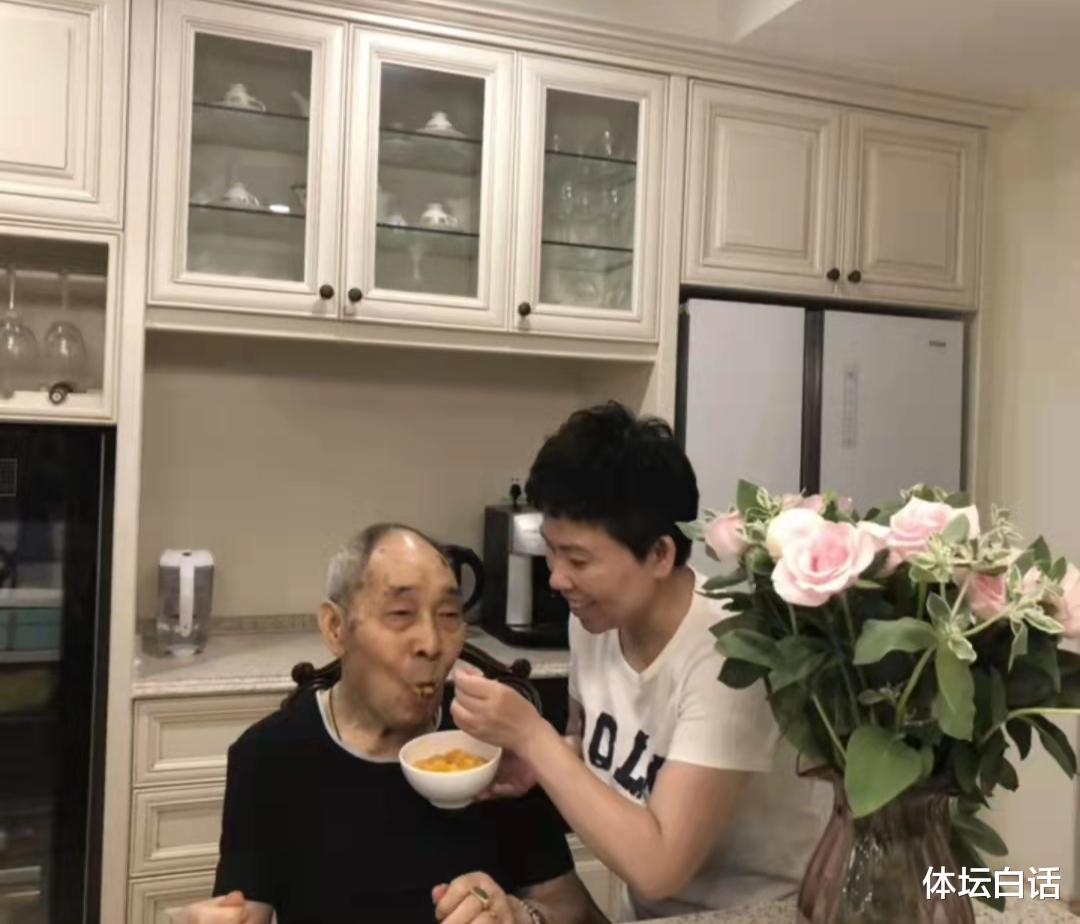 邓亚萍|邓亚萍重阳节孝敬父母，长得太像妈妈，身家过亿同住北京别墅