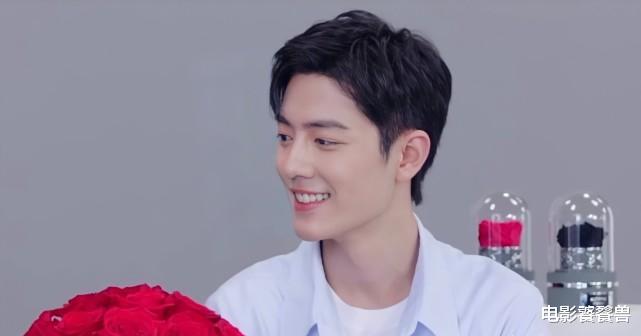 肖战|肖战罕见亮相直播，直播状态不输张艺兴，浅蓝色衬衫显减龄