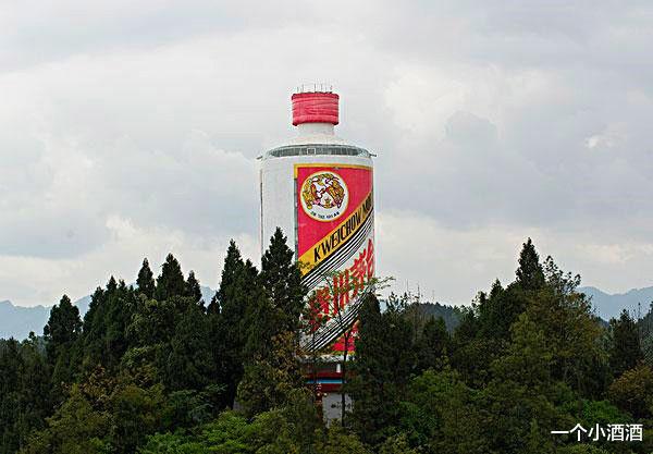 五粮液 陶坛存酒好？五粮液用玻璃瓶，茅台用乳玻瓶，陶瓷瓶为何无人问津