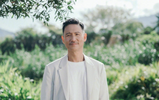 张学友|60岁的张学友亮相港姐总决赛，身穿黑西装沉稳帅气，宝刀未老