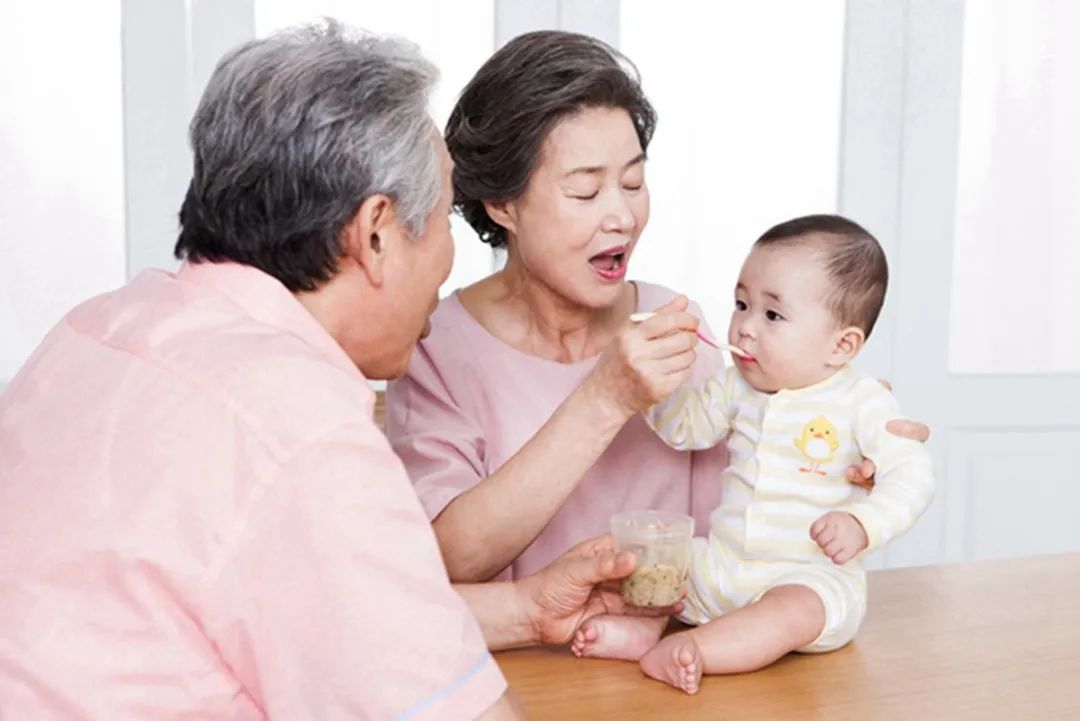 饭饭妈妈育儿|孩子为什么不愿意自己吃饭？多数和三个原因有关，父母别忽视