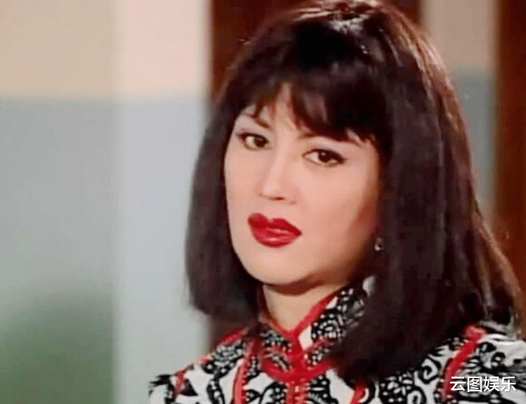 宫雪花|老戏骨宫雪花近照浓妆艳抹，发型夸张像扇子，73岁冻龄有术身材好